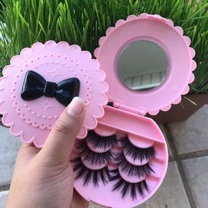 3 Pair of eyelashes with eyelash storage
